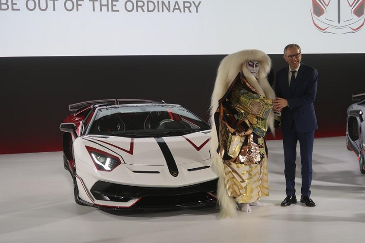 Những trang bị ấn tượng này cho phép Lamborghini Aventador SVJ Roadster tăng tốc từ vị trí đứng yên lên 100 km/h chỉ trong thời gian 2,9 giây, chậm hơn 0,1 giây so với bản Coupe và 0-200 km/h trong 8,8 giây. Vận tốc tối đa của siêu xe Lamborghini Aventador SVJ mui trần sẽ là 350 km/h.