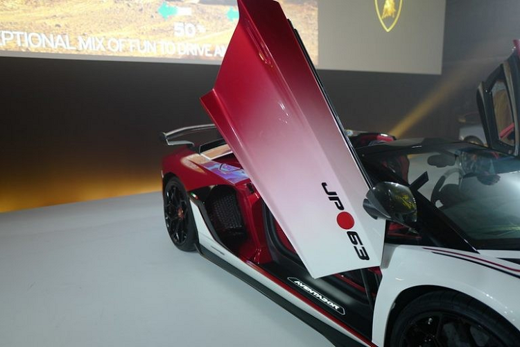 So với Lamborghini Aventador SVJ Coupe đã có hơn 6 chiếc tại Nhật Bản, phiên bản mui trần Lamborghini Aventador SVJ Roadster có sự khác biệt rõ ràng nhất chính là "mái nhà" bằng sợi carbon có thể tháo lắp dễ dàng bằng tay. Mui xe chia thành 2 phần riêng biệt giống với Lamborghini Aventador SV Roadster tại Việt Nam. Mỗi chiếc mui của Lamborghini Aventador SVJ Roadster có trọng lượng khoảng 6 kg.