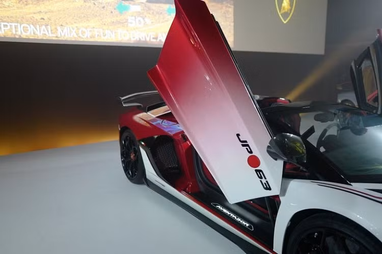 So với Lamborghini Aventador SVJ Coupe đã có hơn 6 chiếc tại Nhật Bản, phiên bản mui trần Lamborghini Aventador SVJ Roadster có sự khác biệt rõ ràng nhất chính là "mái nhà" bằng sợi carbon có thể tháo lắp dễ dàng bằng tay. Mui xe chia thành 2 phần riêng biệt giống với Lamborghini Aventador SV Roadster tại Việt Nam. Mỗi chiếc mui của Lamborghini Aventador SVJ Roadster có trọng lượng khoảng 6 kg.