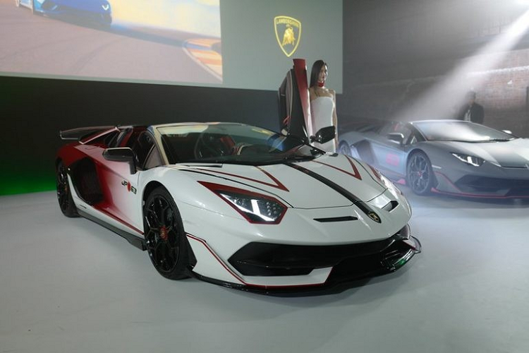 Ngày hội Lamborghini Day Japan 2019 diễn ra ở Nhật Bản cũng không ngoại lệ, ngoài hơn 100 siêu xe Lamborghini của các nhà giàu Nhật Bản góp mặt còn có màn giới thiệu 3 mẫu xe Lamborghini được tạo ra dành riêng cho Nhật Bản.