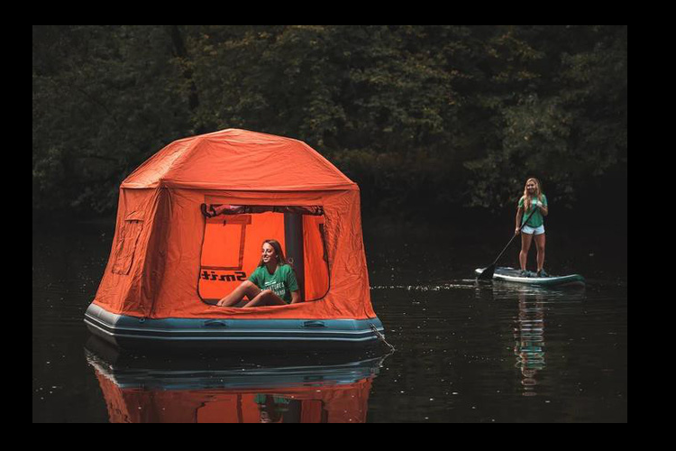 Lều cắm trại sông lười Sáng thức dậy lênh đênh trên sông nước - điều tưởng như không tưởng này hoàn toàn có thể hiện thực hóa bằng việc chơi trò cắm trại trên mặt nước. Điểm đặc biệt đến từ chiếc liều có khả năng trôi nhẹ trên mặt nước, êm ái hệt như bạn đi công viên nước và chơi trò sông lười.