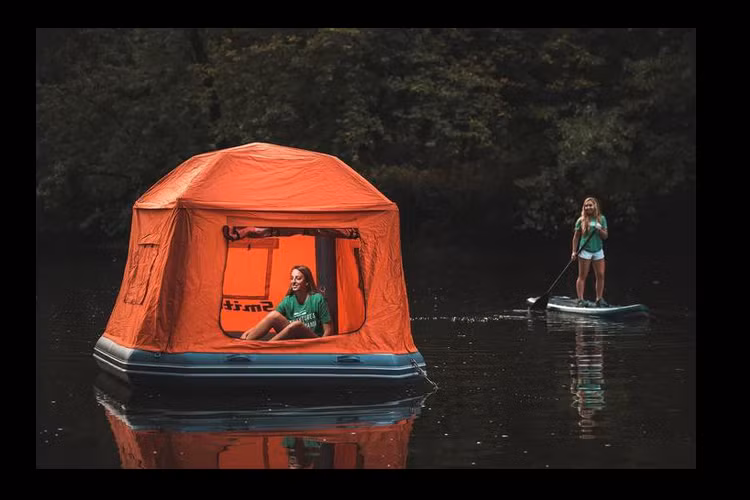 Lều cắm trại sông lười Sáng thức dậy lênh đênh trên sông nước - điều tưởng như không tưởng này hoàn toàn có thể hiện thực hóa bằng việc chơi trò cắm trại trên mặt nước. Điểm đặc biệt đến từ chiếc liều có khả năng trôi nhẹ trên mặt nước, êm ái hệt như bạn đi công viên nước và chơi trò sông lười.