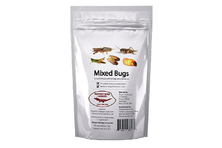 Snack ăn vặt côn trùng tẩm muối Các loại snack bim bim, hạt sấy làm sao mặn bằng gói côn trùng sấy này được. Nếu mỗi bữa quà chiều của bạn dạo này hơi chán, các món ăn không "boost" tinh thần lên được thì món côn trùng tổng hợp tẩm muối này hẳn là một giải pháp thay thế bao ngầu. Không ít khách hàng feedback là món ăn này khá ngon miệng, béo ngậy, bao gồm các loại dế, châu chấu, nhộng.