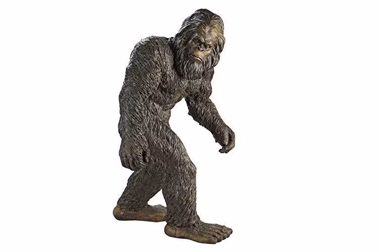 Tượng dã nhân Bigfoot cỡ lớn trưng trong vườn nhà. Nếu bạn thấy các loại hòn non bộ, cây cảnh hay tượng đá đều quá đỗi nhạt nhẽo, bức tượng dã nhân Bigfoot chính là một gợi ý đổi gió cho khu vườn nhà mình. Đảm bảo, ai đến chơi nhà cũng phải ngỡ ngàng, thậm chí người đi đường ngang qua hẳn cũng ngoái đầu vào nhìn cho bõ ngạc nhiên. Cẩn thận bức tượng này còn có công bảo vệ cho ngôi nhà của bạn khi có kẻ lạ mặt nào bén mảng đến.