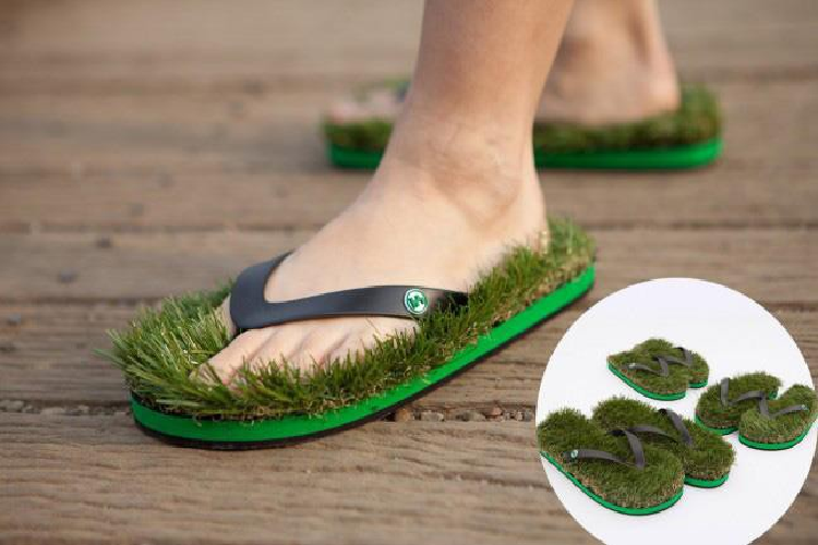 Đôi dép này có giá gần 20 USD (465.000 đồng), được bán trên Amazon. Bên cạnh phiên bản tông, bạn còn có thể chọn phiên bản dép quai ngang, giá đắt hơn chút - 25 USD (580.000 đồng). 