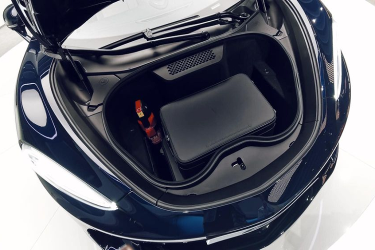Ngoài ra, đúng nghĩa là một chiếc Grand Tourer, McLaren GT mới còn có thêm khoang hành lý nữa nằm ở phía dưới nắp ca-pô trước rộng 150 lít, như vậy, chiếc xe có khoang chứa lên tới 570 lít