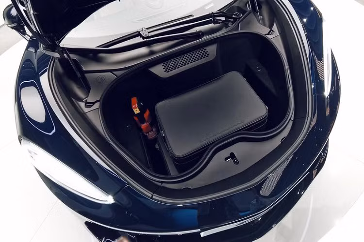 Ngoài ra, đúng nghĩa là một chiếc Grand Tourer, McLaren GT mới còn có thêm khoang hành lý nữa nằm ở phía dưới nắp ca-pô trước rộng 150 lít, như vậy, chiếc xe có khoang chứa lên tới 570 lít