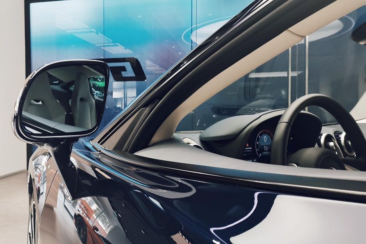 Hãng siêu xe McLaren đã thực sự mở ra một kỷ nguyên mới cho dòng Grand Tourer cổ điển, đặc biệt là với mẫu GT hoàn toàn mới này. Cụ thể, thiết kế ngoại thất của xe ngoài tính khí động học mới, còn sở hữu cụm gương to bản kiểu "tràn viền" đầy cá tính.