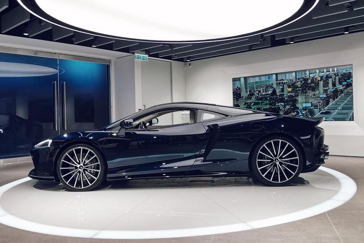 Nhiều người đánh giá rằng phong cách của McLaren GT được tạo ra từ việc kết hợp giữa 570S và Speedtail, với hình dáng cửa kính và vòm mui xe giống 570S còn thiết kế phần đầu và đuôi xe lại mang cảm hứng từ Speedtail. Tổng thể của GT đều tuân theo các nguyên tắc khí động học vốn có trên tất cả các mẫu McLaren nhưng cũng thật mới mẻ.