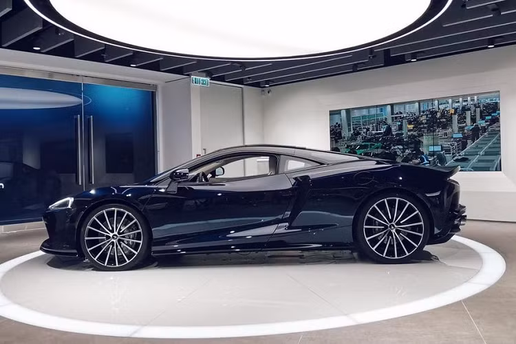 Nhiều người đánh giá rằng phong cách của McLaren GT được tạo ra từ việc kết hợp giữa 570S và Speedtail, với hình dáng cửa kính và vòm mui xe giống 570S còn thiết kế phần đầu và đuôi xe lại mang cảm hứng từ Speedtail. Tổng thể của GT đều tuân theo các nguyên tắc khí động học vốn có trên tất cả các mẫu McLaren nhưng cũng thật mới mẻ.