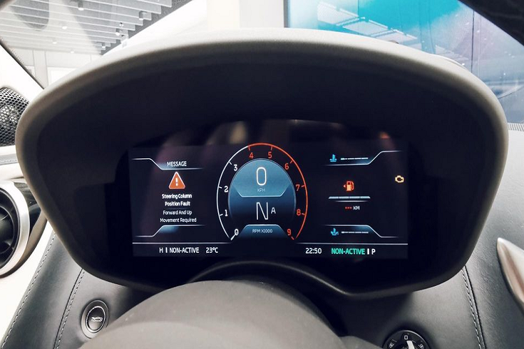 Đối với hệ thống thông tin giải trí trong màn hình 7 inch trên xe, nó còn đi kèm với bản đồ chỉ đường HERE và cung cấp thông tin thời gian thực cho lái xe. Các tính năng đáng chú ý khác gồm có màn hình đo kỹ thuật số TFT 12,3 inch có đồ họa kiểu giống trên máy bay, radio DAB/radio vệ tinh Sirius, điều hòa hai vùng tự động.