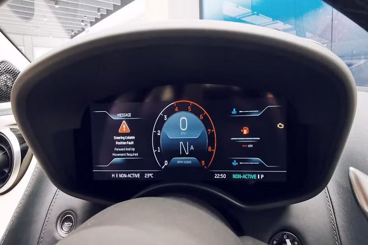 Đối với hệ thống thông tin giải trí trong màn hình 7 inch trên xe, nó còn đi kèm với bản đồ chỉ đường HERE và cung cấp thông tin thời gian thực cho lái xe. Các tính năng đáng chú ý khác gồm có màn hình đo kỹ thuật số TFT 12,3 inch có đồ họa kiểu giống trên máy bay, radio DAB/radio vệ tinh Sirius, điều hòa hai vùng tự động.