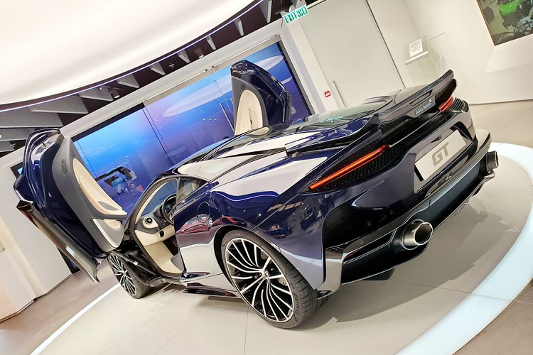 Đội ngũ thiết kế của McLaren đã hoàn thiện GT với những đường nét thiết kế mượt mà, cắt xẻ đủ táo báo và cơ bắp nhưng vẫn duy trì sự thanh lịch, để mọi người thấy rõ rằng đây chính xác là một chiếc Grand Tourer chứ không phải các siêu xe đua thông thường trước đây của thương hiệu.