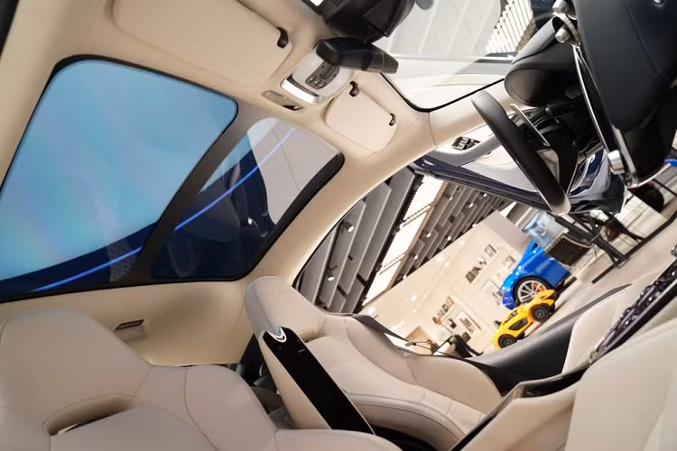 Cửa sổ trời Panorama toàn cảnh là 1 option ngoài với giá đắt đỏ của McLaren GT. Như đã nói ở trên, cung cấp sức mạnh cho GT là khối động cơ tăng áp kép V8 mới, sản sinh công suất 612 mã lực và mô-men xoắn cực đại 630Nm, đi kèm hộp số SSG 7 cấp.