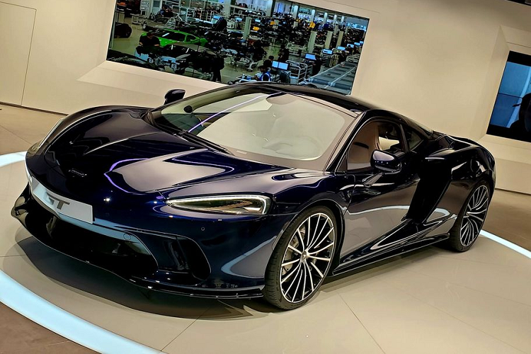 Về diện mạo, siêu phẩm McLaren GT tại Hồng Kông sở hữu một vẻ ngoài vô cùng cuốn hút và gợi cảm. Mẫu xe này là sự hòa hợp giữa triết lý thiết kế táo bạo của McLaren và các tín hiệu đặc trưng của một chiếc Grand Tourer cổ điển. Những đường nét tinh xảo đầy quyến rũ chảy từ đầu tới đuôi xe, tạo ra một tuyệt tác xe hơi.