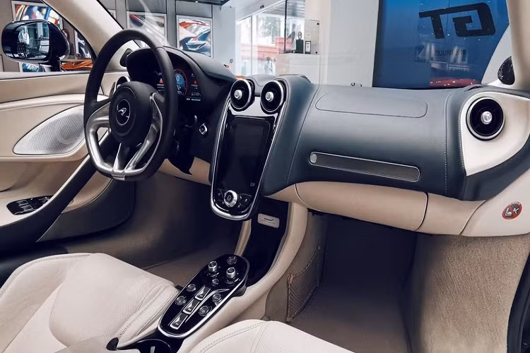 GT sở hữu một không gian nội thất "trọn vẹn", với đầy đủ các tiện nghi cao cấp để phục vụ những hành trình dài, tập trung vào lái xe và khả năng cách âm tuyệt vời. Xe có các ghế ngồi tích hợp chỉnh điện và sưởi được thiết kế rất êm ái, đặc biệt phần đệm mút ở phần lưng, tạo sự thoải mái tối đa cho người ngồi, ngoài ra, GT còn được trang bị hệ thống thông tin giải trí phức tạp nhất từ trước đến nay của McLaren.