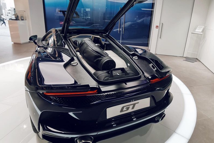 Được xây dựng dựa trên nền tảng khung gầm bằng sợi carbon nguyên khối MonoCell II-T, với cấu trúc phía sau bằng sợi carbon, McLaren GT sở hữu khoang hành lý sau cabin có dung tích lên tới 419 lít. Nắp kính nằm trên khoang này có khả năng "hít" không gây tiếng động và tùy chọn đóng mở bằng điện như cốp của những chiếc xe sang.