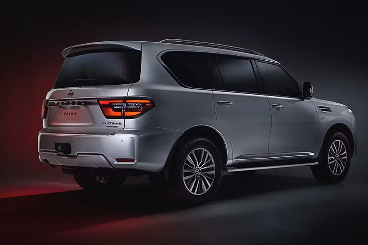 Phần đuôi xe cũng được Nissan thiết kế lại cho đồng bộ phần đầu xe. Nổi bật là cụm đèn hậu kích cỡ lớn hơn hẳn và dùng đèn LED cũng với tạo hình boomerang. Thanh nẹp chrome trên đó có tên xe “PATROL” nay được làm kéo dài liền mạch với 2 đèn hậu chứ không ngắn như mẫu cũ. Cản sau xe cũng có thiết kế mới nổi khối và vuông vức hơn.