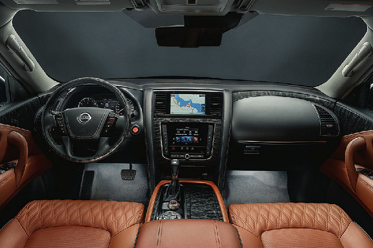 Bên trong xe, khu vực bảng taplo được thiết kế lại và khác biệt lớn nhất nằm ở khu vực điều khiển trung tâm với bố cục mới gọn gàng và sang trọng hơn. Trên đó bố trí 2 màn hiển thị bao gồm một màn phía trên và màn hình phía dưới thay thế cho các nút bấm cơ học trước đây. Màn hình có tương thích Apple CarPlay và Android Auto. Điều này giúp tăng khả năng tương tác kết nối giữa người dùng với xe.