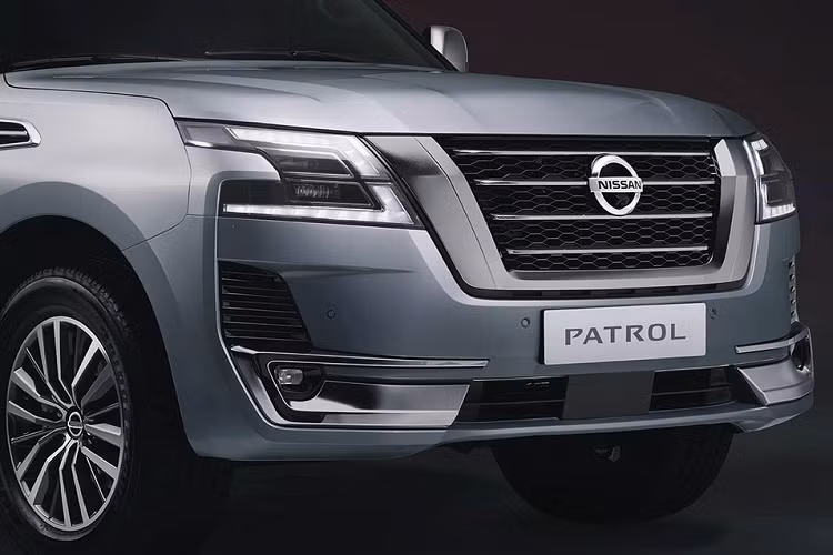 Bên cạnh đó, các ghế ngồi bọc da cao cấp mới nay có họa tiết mạng kim cương sang trọng hơn so với da bọc trơn phẳng như trước. Nissan cho biết cũng đã hoàn thiện đáng kể về khả năng cách âm chống ồn để đem đến khoang cabin tĩnh lặng thư thái hơn. Hệ thống điều hòa làm mát mới có hiệu suất làm mát nhanh hơn, đáp ứng cho sử dụng xe trong các điều kiện nóng nực.