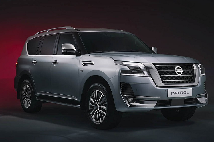 Những thay đổi đáng kể trên mẫu xe SUV Nissan Patrol 2020 mới bao gồm thiết kế đầu xe mở rộng, bề thế ấn tượng hơn với lưới tản nhiệt V-Motion đặc trưng của Nissan. Thiết kế hốc đèn pha mới có định dạng “boomerang” bao gồm cả đèn LED định vị và đèn pha cường độ sáng mạnh. Cản trước với các đường bao mở rộng xuống dưới mép làm tăng thêm vẻ mạnh mẽ cho phía trước.