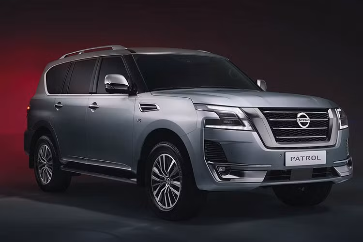 Những thay đổi đáng kể trên mẫu xe SUV Nissan Patrol 2020 mới bao gồm thiết kế đầu xe mở rộng, bề thế ấn tượng hơn với lưới tản nhiệt V-Motion đặc trưng của Nissan. Thiết kế hốc đèn pha mới có định dạng “boomerang” bao gồm cả đèn LED định vị và đèn pha cường độ sáng mạnh. Cản trước với các đường bao mở rộng xuống dưới mép làm tăng thêm vẻ mạnh mẽ cho phía trước.