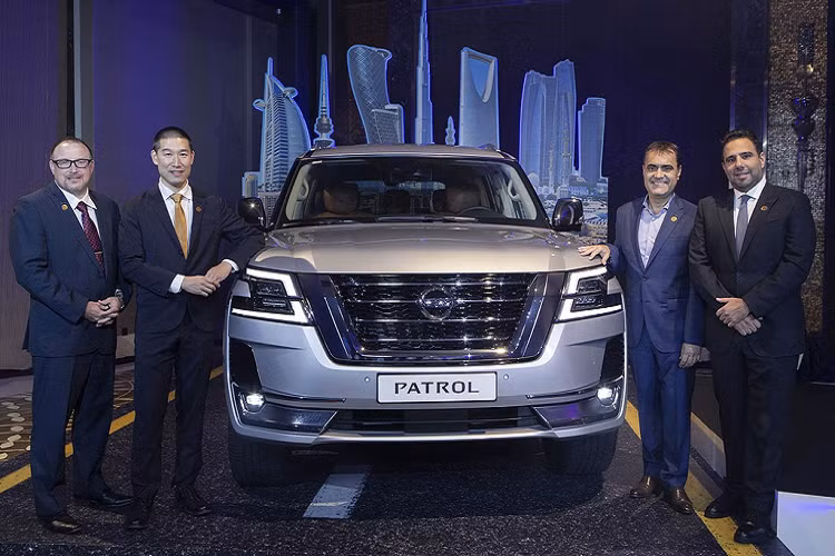 Ngày 24/9/2019, Nissan đã chính thức ra mắt mẫu SUV cỡ lớn Nissan Patrol 2020 mới với thay đổi ấn tượng về thiết kế cùng với trang bị thêm nhiều tính năng, công nghệ hiện đại, nâng cao độ sang trọng, tiện nghi, khả năng kết nối tương tác và an toàn hơn. Patrol mới không chỉ sở hữu tổ hợp công nghệ thông minh Nissan Intelligent Mobility mà còn duy trì khả năng vượt địa hình “Go Anywhere” nổi tiếng của dòng xe này.