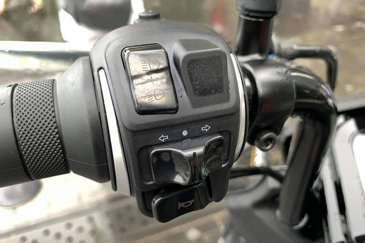 Cận cảnh cụm điều khiển chức năng bên tay trái của xe