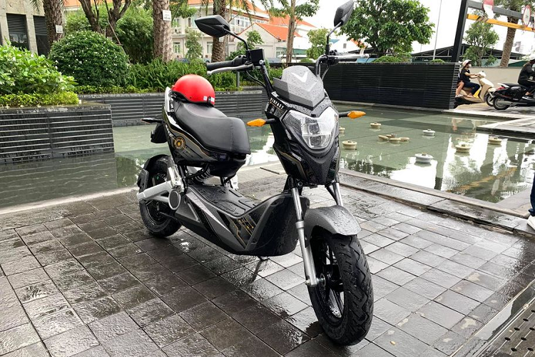 Về ngoại hình, VinFast Impes 2019 mới sở hữu một phong cách thiết kế khá trẻ trung và thời trang với những đường nét và form dáng thanh thoát, sắc cạnh. Khác với "đàn anh" Klara, Impes rõ ràng mang tới cái nhìn nam tính và thể thao hơn đáng kể nhờ vóc dáng này.