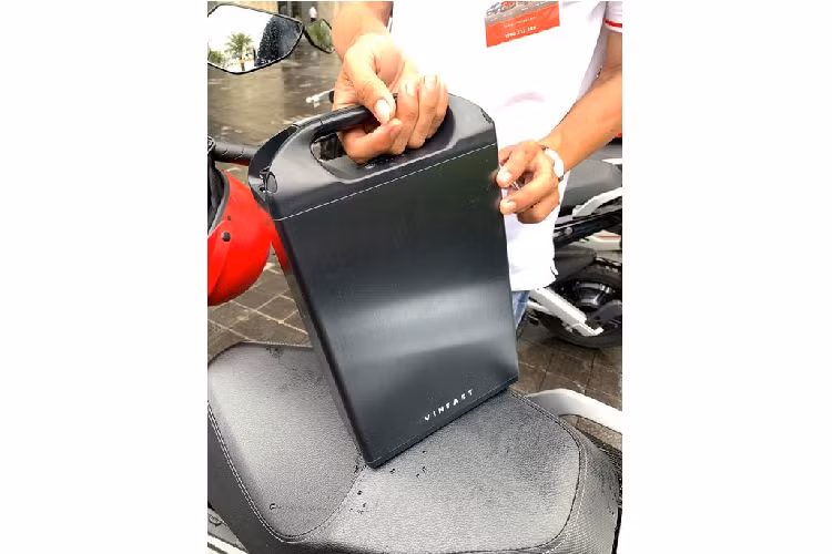 VinFast Impes được trang bị viên pin Li-ion với thiết kế có tay xách, nhờ vậy việc tháo ra lắp vào khi sạc của xe sẽ rất tiện dụng