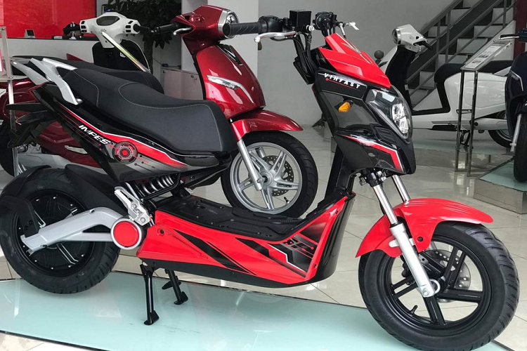 Mới đây, hãng xe đầu tiên của Việt Nam - VinFast vừa bất ngờ tung ra mẫu xe scooter chạy điện với tên thương mại Impes hoàn toàn mới. Với mức giá chỉ 22 triệu đồng cùng trang bị viên pin Li-ion, xe máy điện VinFast Impes được xem là phù hợp với thanh viên, học sinh - sinh viên khi di chuyển trong đường nội thành. VinFast Impes sẽ chính thức "lên kệ" từ cuối tháng 8 này tại tất cả các đại lý VinFast trên toàn quốc.