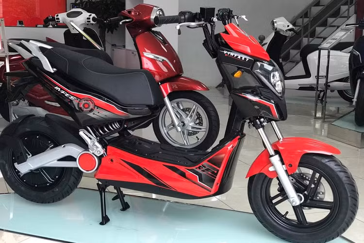 Mới đây, hãng xe đầu tiên của Việt Nam - VinFast vừa bất ngờ tung ra mẫu xe scooter chạy điện với tên thương mại Impes hoàn toàn mới. Với mức giá chỉ 22 triệu đồng cùng trang bị viên pin Li-ion, xe máy điện VinFast Impes được xem là phù hợp với thanh viên, học sinh - sinh viên khi di chuyển trong đường nội thành. VinFast Impes sẽ chính thức "lên kệ" từ cuối tháng 8 này tại tất cả các đại lý VinFast trên toàn quốc.
