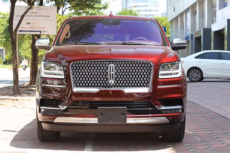 Là một mẫu xe nằm trong phân khúc SUV cỡ lớn cạnh tranh với Cadillac Escalade ESV, Chevrolet Suburban, Lexus LX570, Range Rover LWB... Lincoln Navigator L cũng có thiết kế khá đồ sộ. Xe sở hữu chiều dài tổng thể 5.635 mm, chiều rộng 2.030 mm, chiều cao 1.933 mm, chiều dài trục cơ sở 3.342 mm. Trọng lượng không tải ở mức 2.862 kg. 
