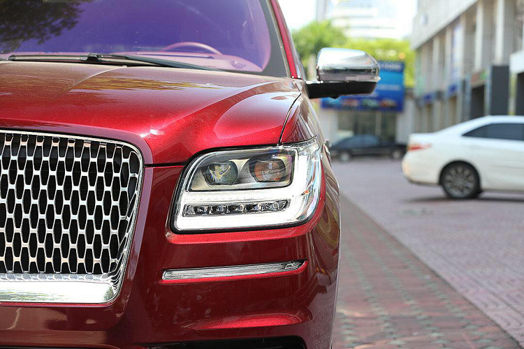 Lincoln Navigator L Black Label được trang bị khối động cơ tăng áp kép V6 3.5L cho công suất tối đa 450 mã lực, mô-men xoắn cực đại 691 Nm tại 3.000 v/p đi kèm hộp số tự động 10 cấp, hệ dẫn động AWD. Theo công bố của nhà sản xuất, xe có mức tiêu thụ nhiên liệu trung bình ở mức 13,3 L/100 km. Bình xăng dung tích 106 lít. Hệ số của Lincoln Navigator gọn gàng với 4 nút bấm nằm ở táp lô. 