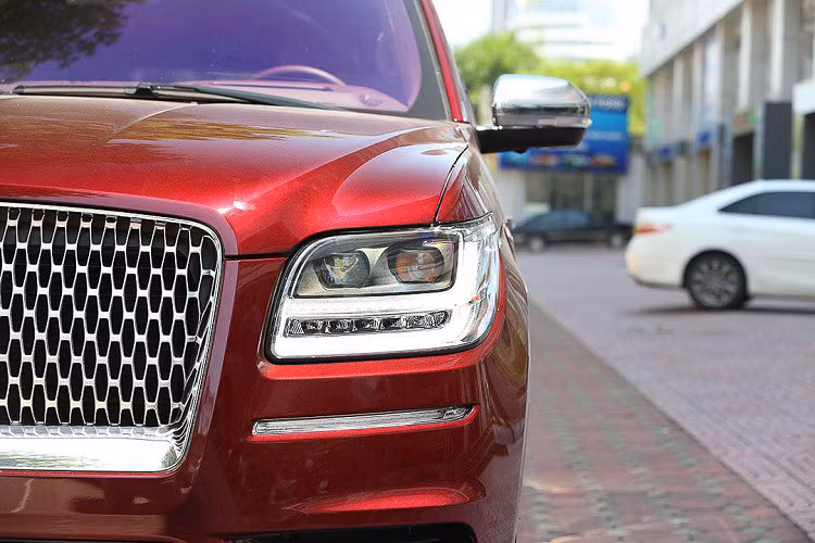 Lincoln Navigator L Black Label được trang bị khối động cơ tăng áp kép V6 3.5L cho công suất tối đa 450 mã lực, mô-men xoắn cực đại 691 Nm tại 3.000 v/p đi kèm hộp số tự động 10 cấp, hệ dẫn động AWD. Theo công bố của nhà sản xuất, xe có mức tiêu thụ nhiên liệu trung bình ở mức 13,3 L/100 km. Bình xăng dung tích 106 lít. Hệ số của Lincoln Navigator gọn gàng với 4 nút bấm nằm ở táp lô. 