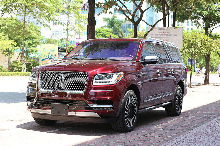 Ngoài ra, không giống những chiếc ghế thông thường, ghế trên Lincoln Navigator L Black Label được thiết kế 2 lớp. Phần tiếp xúc với lưng người ngồi có thể điều chỉnh nhô ra thu vào bằng cơ cấu điện, phần dưới ôm sát người lái như những chiếc xe thể thao. Đệm bắp chân có thiết kế dành riêng cho mỗi chân. Những trang bị cơ bản khác trên ghế lái và ghế phụ bao gồm chỉnh điện đa hướng, nhớ 3 vị trí, massage, thông hơi. 