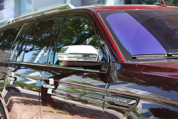 Là một mẫu SUV hạng sang, Lincoln Navigator L Black Label gần như có tất cả mọi tính năng, tiện ích mà người chủ cần. Dù là ngồi hàng ghế đầu hay hàng ghế sau thì cũng đều có các nút điều chỉnh âm thanh, điều hòa và ổ sạc cần thiết.