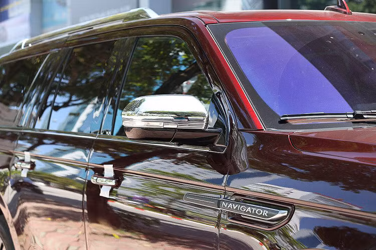 Là một mẫu SUV hạng sang, Lincoln Navigator L Black Label gần như có tất cả mọi tính năng, tiện ích mà người chủ cần. Dù là ngồi hàng ghế đầu hay hàng ghế sau thì cũng đều có các nút điều chỉnh âm thanh, điều hòa và ổ sạc cần thiết.