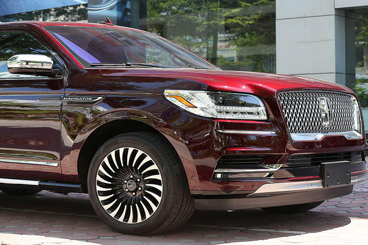 Hệ thống đèn pha FULL LED thiết kế bắt mắt đi kèm hai dải đèn LED định vị. Cụm đèn hậu nằm ngang kéo dài qua hai bên tạo cảm giác bề thế và sang trọng. Điểm đặc biệt nhất trên phiên bản Black Label chính là bộ mâm 22 inch đa chấu thiết kế rất ấn tượng.