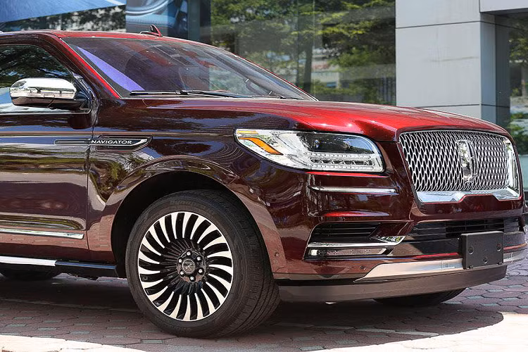 Hệ thống đèn pha FULL LED thiết kế bắt mắt đi kèm hai dải đèn LED định vị. Cụm đèn hậu nằm ngang kéo dài qua hai bên tạo cảm giác bề thế và sang trọng. Điểm đặc biệt nhất trên phiên bản Black Label chính là bộ mâm 22 inch đa chấu thiết kế rất ấn tượng.