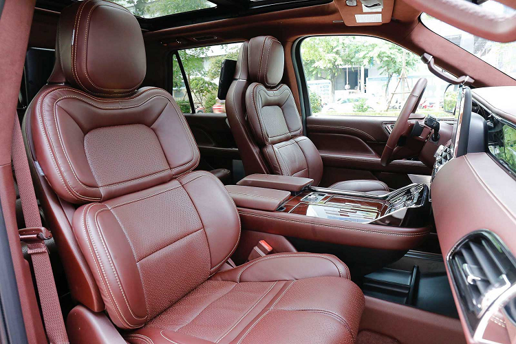 Xe được trang bị màn hình điều khiển trung tâm 10 inch cảm ứng đa chức năng, kết nối Bluetooth; kết nối hệ điều hành Androi Auto và Apple Car Play, phát 4G; Vô lăng gật gù, có chức năng sưởi; Màn hình màu 4.5 inch phía sau vô lăng...