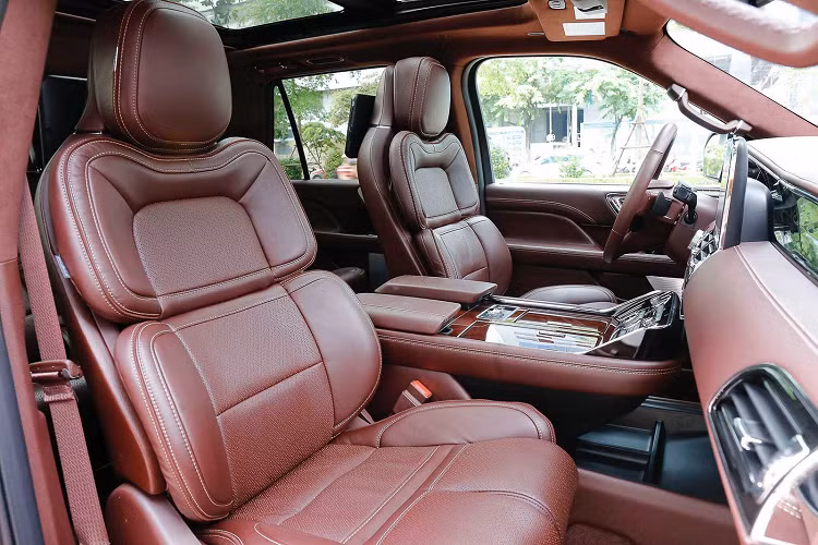 Xe được trang bị màn hình điều khiển trung tâm 10 inch cảm ứng đa chức năng, kết nối Bluetooth; kết nối hệ điều hành Androi Auto và Apple Car Play, phát 4G; Vô lăng gật gù, có chức năng sưởi; Màn hình màu 4.5 inch phía sau vô lăng...