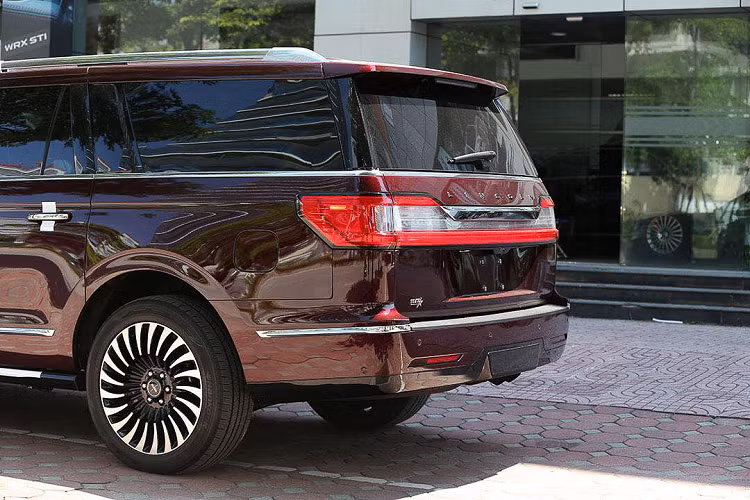 Lốp xe kích thước 285/45. Vị trí cột A gắn logo Navigator, gương chiếu hậu chỉnh điện, tích hợp đèn LED báo rẽ và camera 360 độ. Bậc lên xuống thu vào thò ra bằng cơ cấu điện tự động. Hệ thống cửa của xe cũng có thể đóng mở bằng hệ thống mã số hiển thị dạng điện tử.