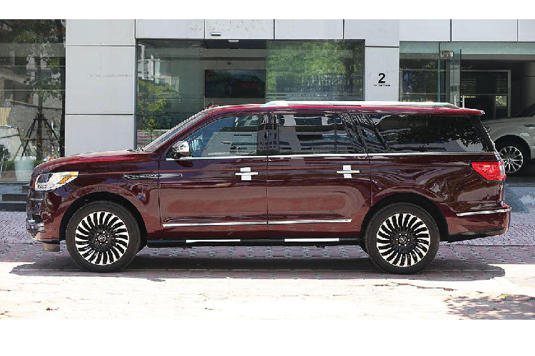 Ở thế hệ mới của mình nói chung và phiên bản Black Label nói riêng, Lincoln Navigator có bước lột xác ngoạn mục ở thiết kế. Lincoln Navigator theo đuổi phong cách thiết kế vuông vức, đồ sộ.