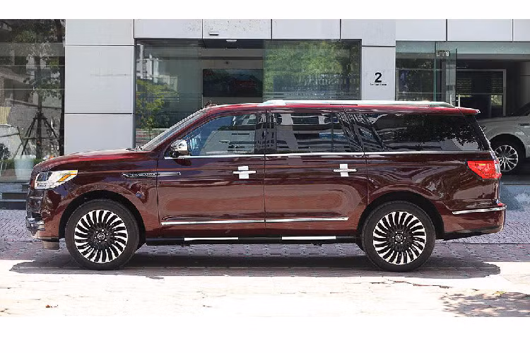 Ở thế hệ mới của mình nói chung và phiên bản Black Label nói riêng, Lincoln Navigator có bước lột xác ngoạn mục ở thiết kế. Lincoln Navigator theo đuổi phong cách thiết kế vuông vức, đồ sộ.