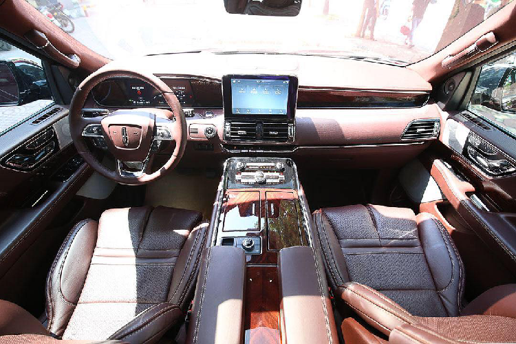 Kiểu lưới tản nhiệt kép trước đó bị thay thế bằng loại hình tứ giác, dạng lưới đi kèm viền làm từ kim loại mạ chrome sáng. Logo Lincoln đặt chính giữa gắn đèn LED phát sáng rất đẹp mắt. Cản trước cũng được thiết kế lại trông hầm hố hơn. Hệ thống ống xả đặt ẩn dưới gầm, bên cạnh là lốp dự phòng.