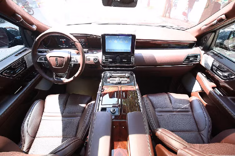 Kiểu lưới tản nhiệt kép trước đó bị thay thế bằng loại hình tứ giác, dạng lưới đi kèm viền làm từ kim loại mạ chrome sáng. Logo Lincoln đặt chính giữa gắn đèn LED phát sáng rất đẹp mắt. Cản trước cũng được thiết kế lại trông hầm hố hơn. Hệ thống ống xả đặt ẩn dưới gầm, bên cạnh là lốp dự phòng.