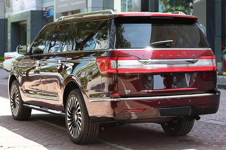 Trang bị an toàn và trợ lái của Lincoln Navigator L Black Label thì nhiều vô số kể. Có thể điểm sơ một số như Hệ thống tự động bảo vệ PRE-SAFE® kết hợp tối đa các tính năng an toàn trong trường hợp khẩn cấp; Chống bó cứng phanh ABS; Hỗ trợ lực phanh khẩn cấp BAS; Chống trượt khi tăng tốc ASR; Ổn định thân xe điện tử ESP; Hệ thống dẫn động 4 bánh toàn phần với hệ thống kiểm soát độ bám đường và ổn định thân xe điện tử 4ETS/ 4ESP.