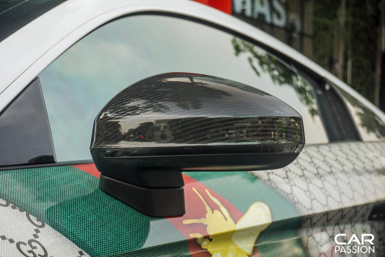 R8 V10 Plus đời 2015 thuộc thế hệ thứ hai và nhận được hàng loạt những sự cải tiến đến từ Audi, cụ thể Audi đã lược bỏ thiết kế có phần tròn trịa trên thế hệ cũ, thay vào đó là thiết kế có phần góc cạnh và cứng cáp hơn.