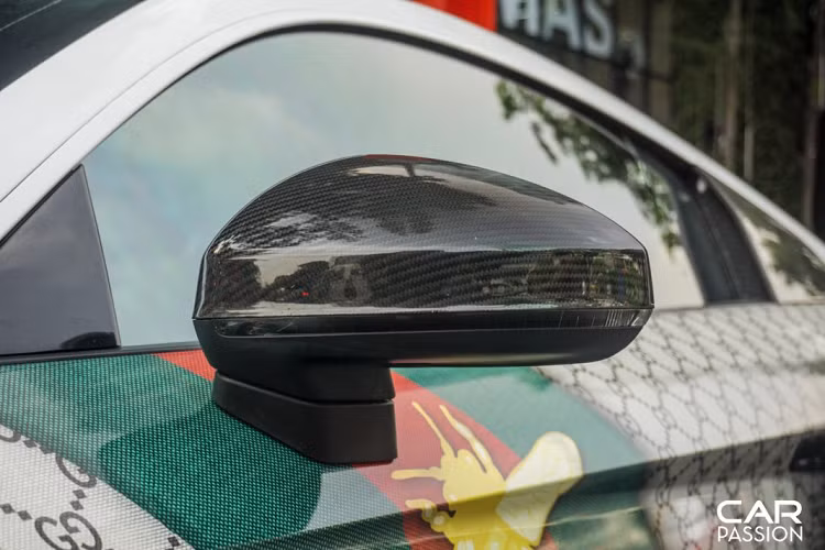 R8 V10 Plus đời 2015 thuộc thế hệ thứ hai và nhận được hàng loạt những sự cải tiến đến từ Audi, cụ thể Audi đã lược bỏ thiết kế có phần tròn trịa trên thế hệ cũ, thay vào đó là thiết kế có phần góc cạnh và cứng cáp hơn.